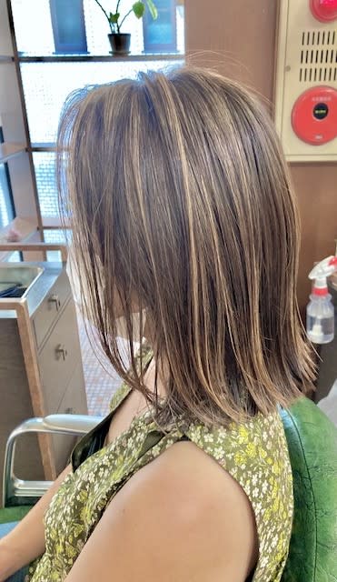 tip・top 京成小岩店【チップタップ ケイセイコイワテン】のスタイル紹介。白髪ぼかし×ミディアム