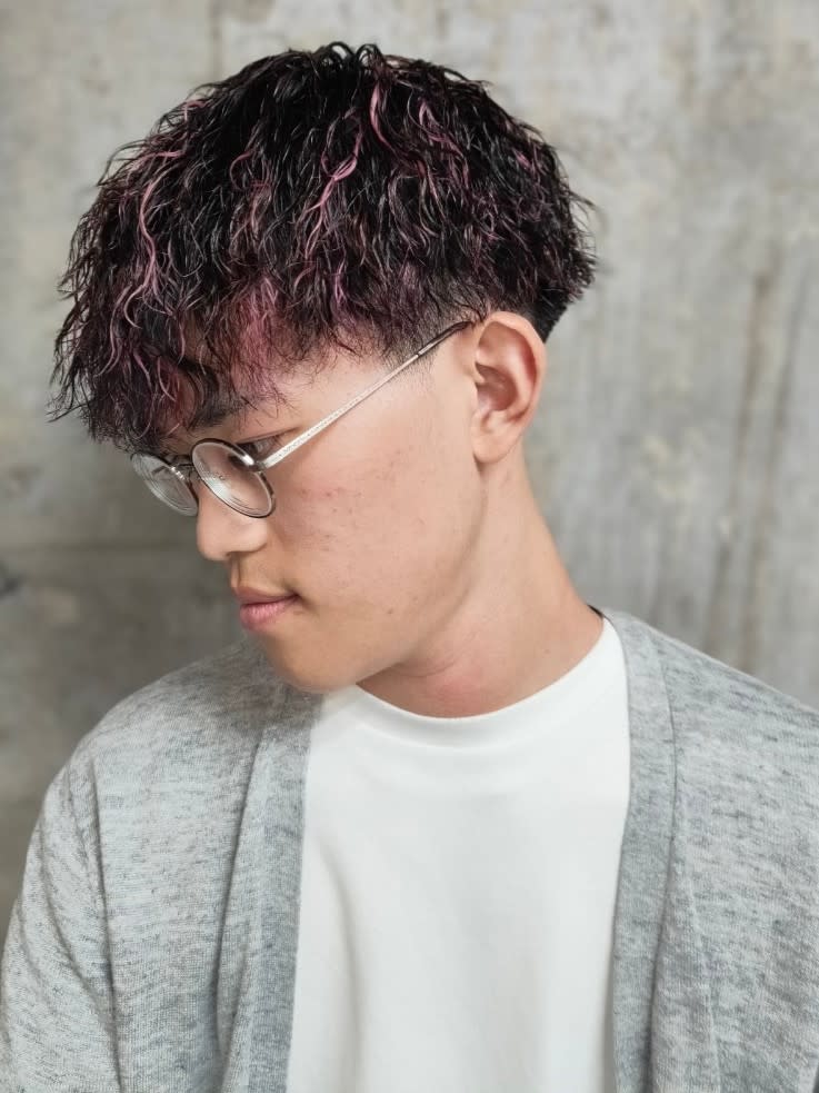 MEN'S SALON alfRed 平針店【メンズサロン アルフレッド ヒラバリテン】のスタイル紹介。ツイストスパイラルパーマ　ハイライト　ツーブロック　マッシュ