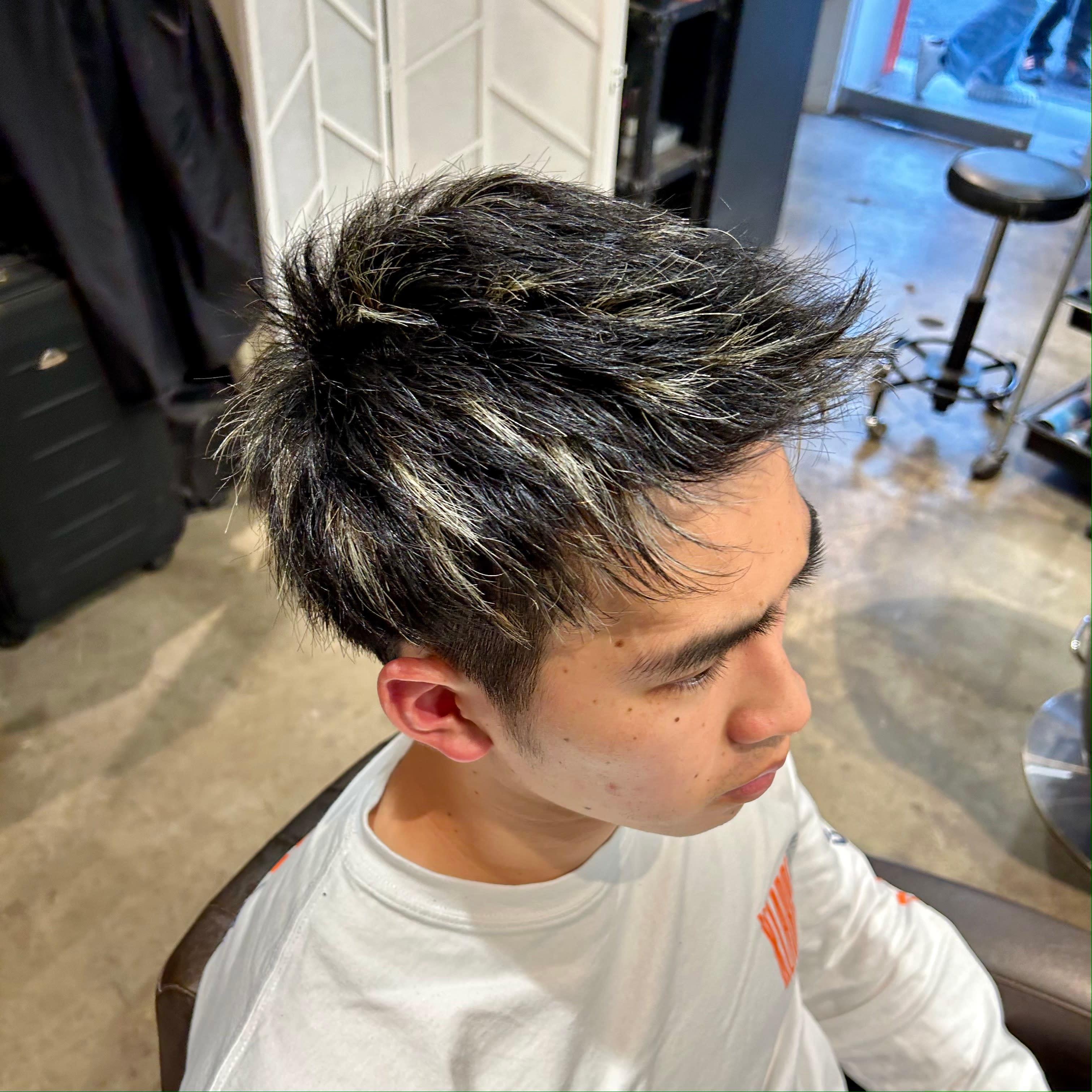 新宿2丁目美容室second【シンジュクニチョウメビヨウシツセカンド】のスタイル紹介。メンズハイライト×太め