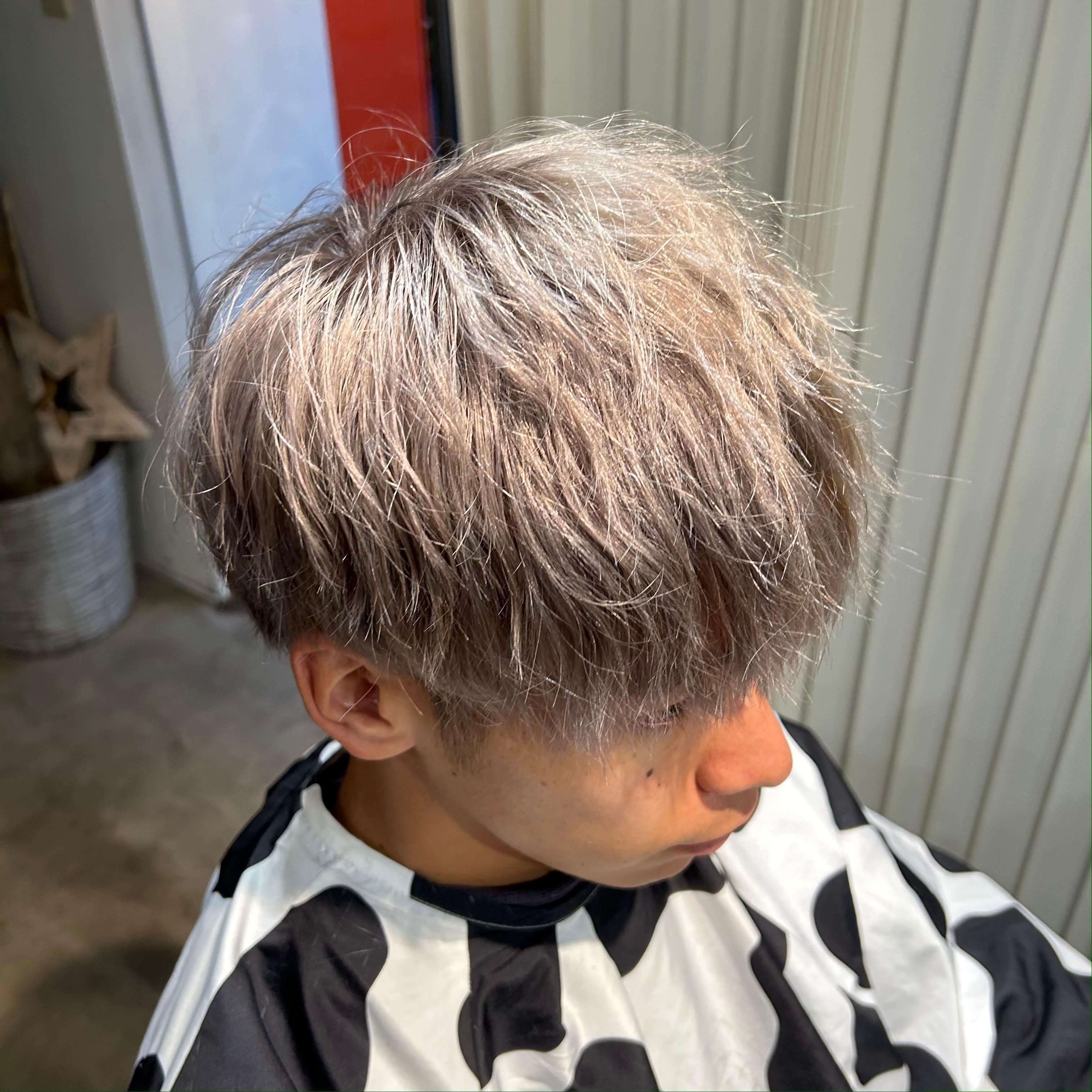 新宿2丁目美容室second【シンジュクニチョウメビヨウシツセカンド】のスタイル紹介。メンズプラチナシルバー×ハイトーン