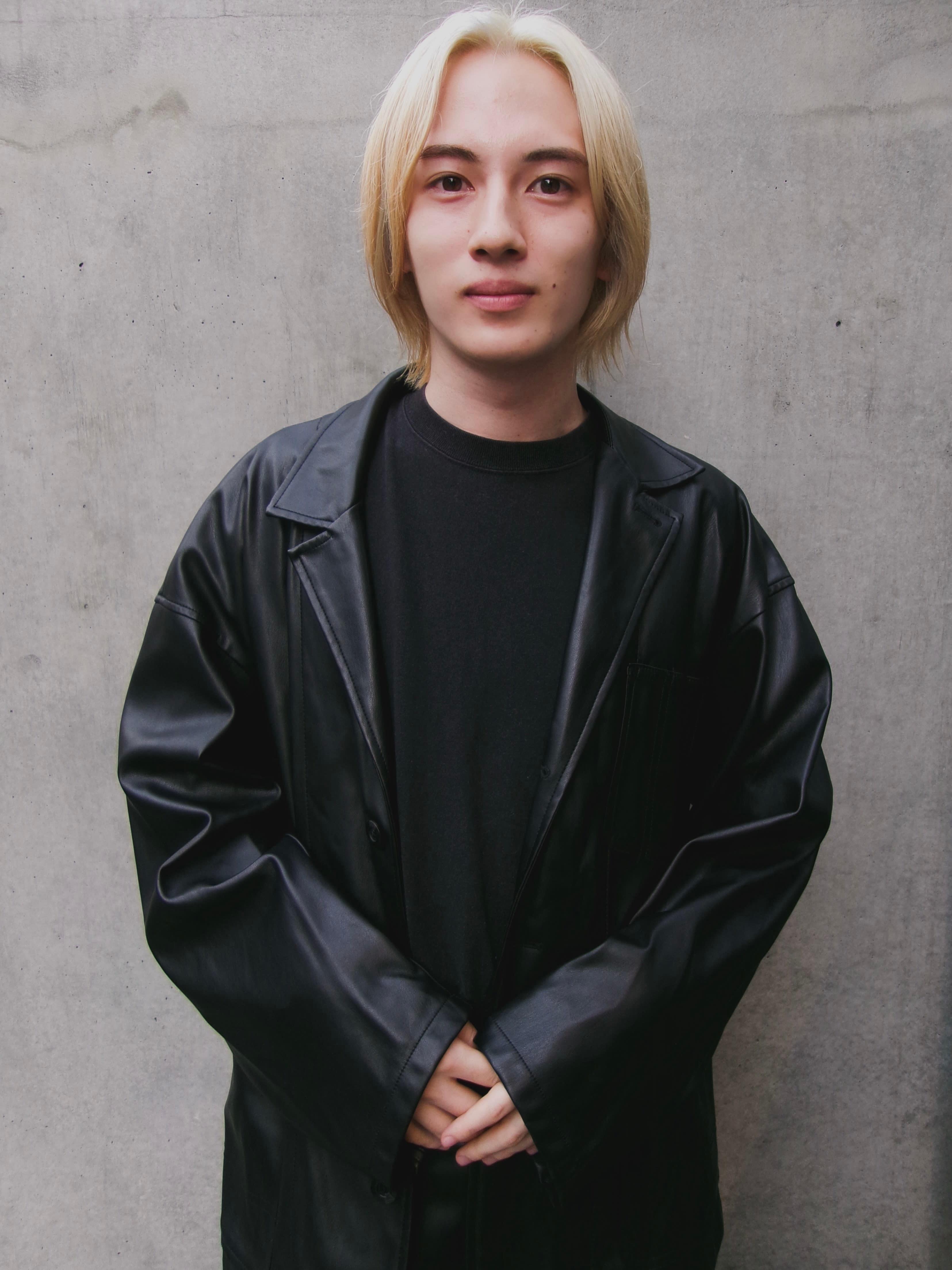 CALM【カーム】のスタイル紹介。ハイトーンセンターパート