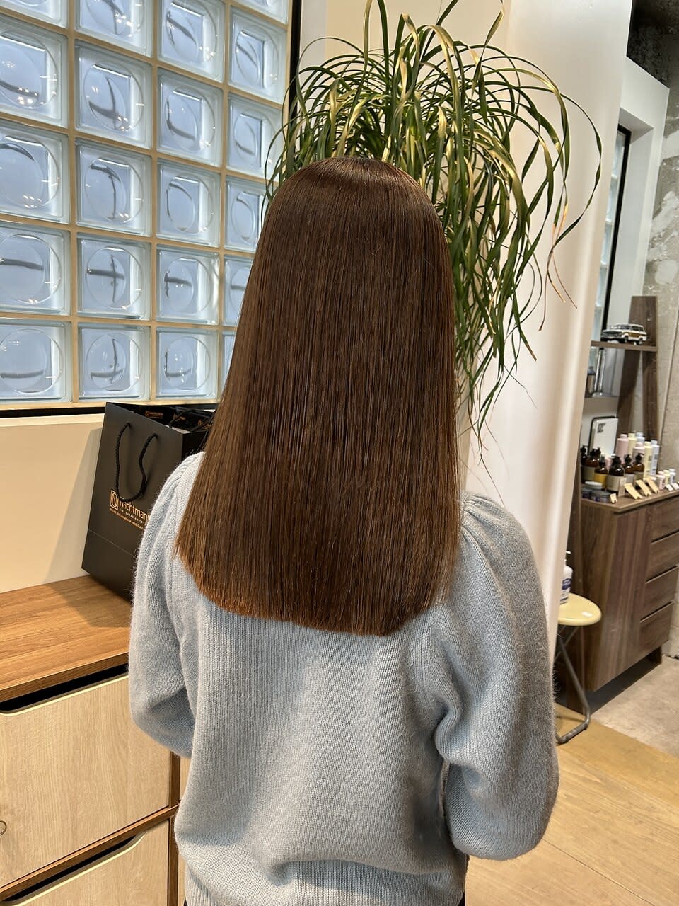 9 NINTH FLOOR【ナインスフロア】のスタイル紹介。艶髪ぱつっとロング