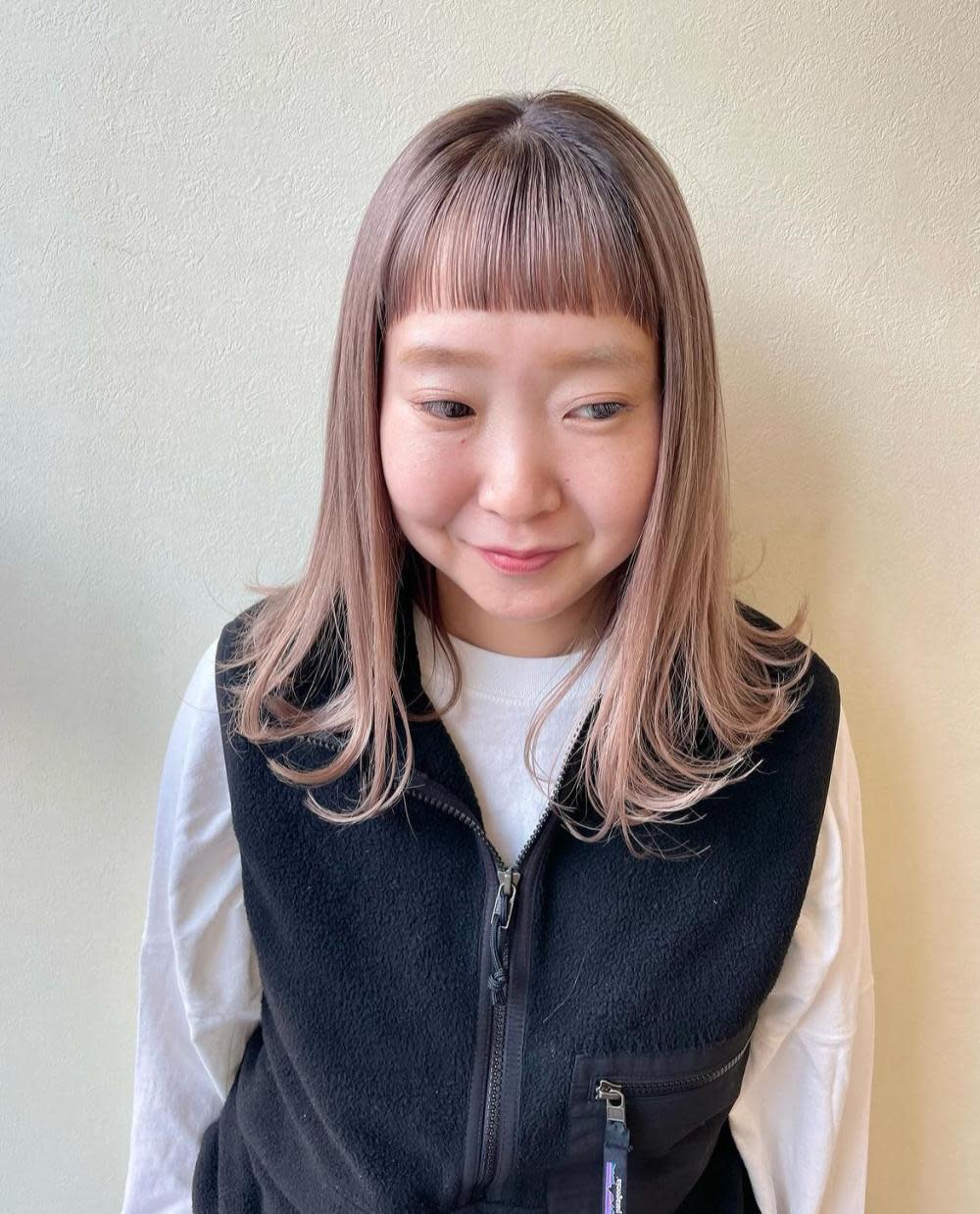 bijou【ビジュ】のスタイル紹介。ミルクティーベージュ×眉上バング