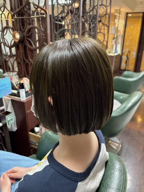 tip・top 京成小岩店【チップタップ ケイセイコイワテン】のスタイル紹介。きりっぱなしボブ×オリーブカラー