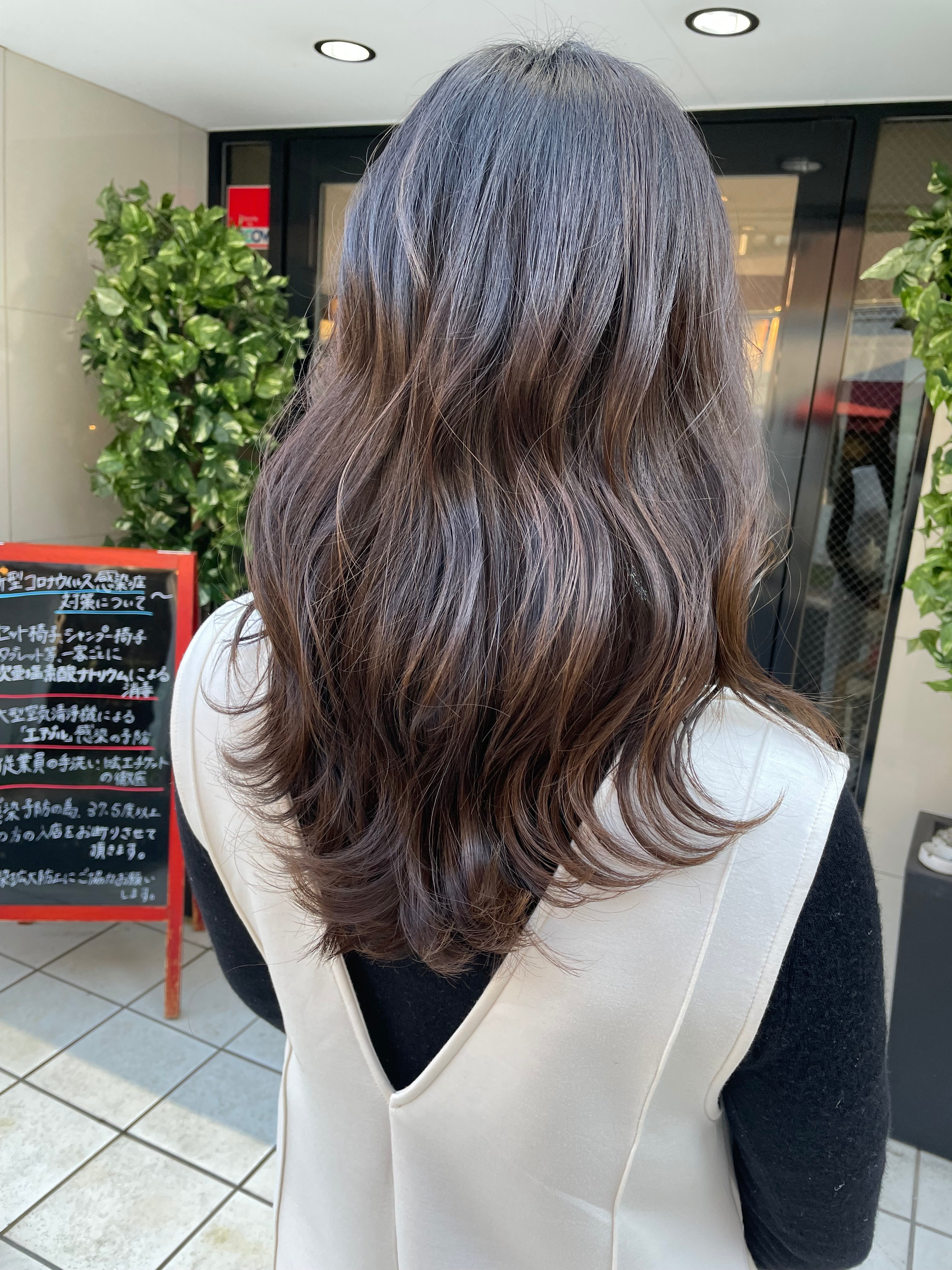 tip・top 中村橋店【チップタップ ナカムラバシテン】のスタイル紹介。ミディアムロング×ハイライトカラー【tiptop中村橋店】