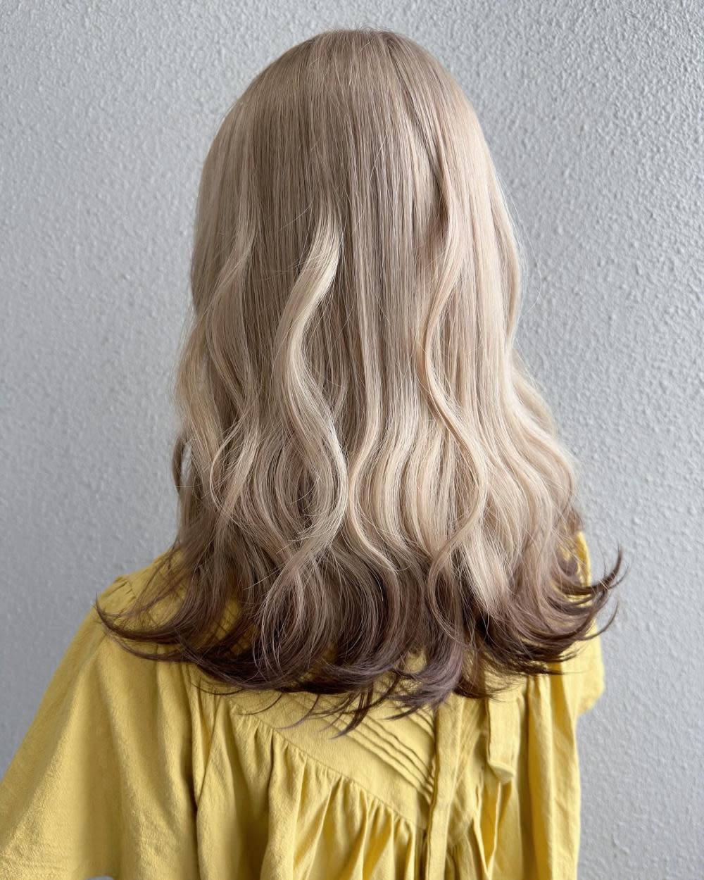 Rosa by artina 横浜店【ローサ バイ アルティナ ヨコハマテン】のスタイル紹介。タヌキカラー_ホワイトベージュ_毛先ブラウン_オンブレ