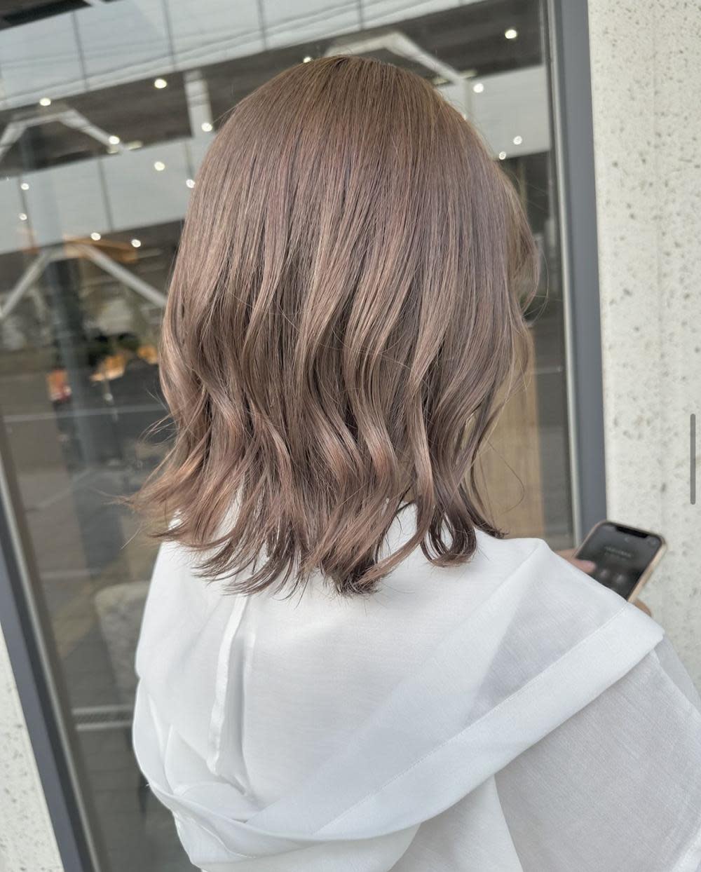 Rosa by artina 横浜店【ローサ バイ アルティナ ヨコハマテン】のスタイル紹介。ニュアンスカラー_グレーベージュ_ハイトーンカラー