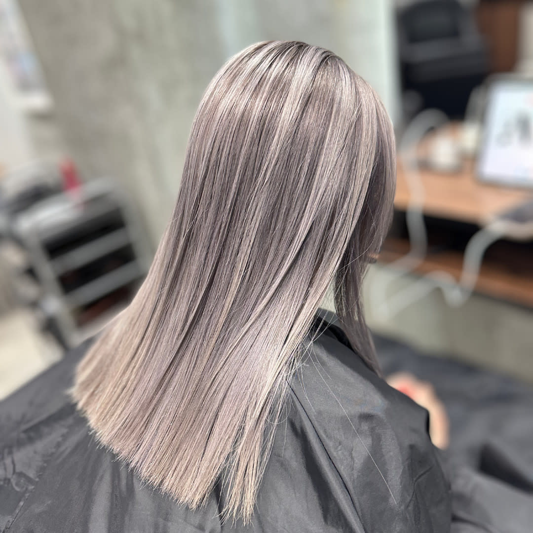 ALLZ渋谷【オルズ】【ケアブリーチ/ダブルカラー/ハイトーン/メンズカット】【オルズシブヤ ケアブリーチダブルカラーハイトーンメンズカット】のスタイル紹介。ハイトーングレーカラーケアブリーチダブルカラーシャドールーツ