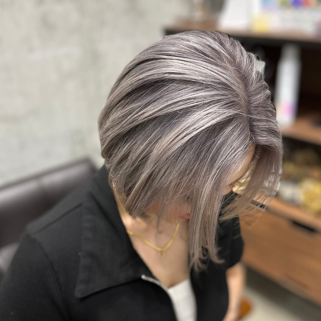 ALLZ渋谷【オルズ】【ケアブリーチ/ダブルカラー/ハイトーン/メンズカット】【オルズシブヤ ケアブリーチダブルカラーハイトーンメンズカット】のスタイル紹介。ハイトーングレーカラーケアブリーチダブルカラーシャドールーツ