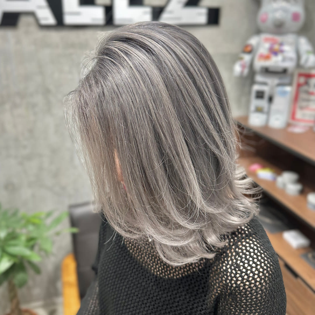 ALLZ渋谷【オルズ】【ケアブリーチ/ダブルカラー/ハイトーン/メンズカット】【オルズシブヤ ケアブリーチダブルカラーハイトーンメンズカット】のスタイル紹介。ハイトーングレーカラーケアブリーチダブルカラーシャドールーツ