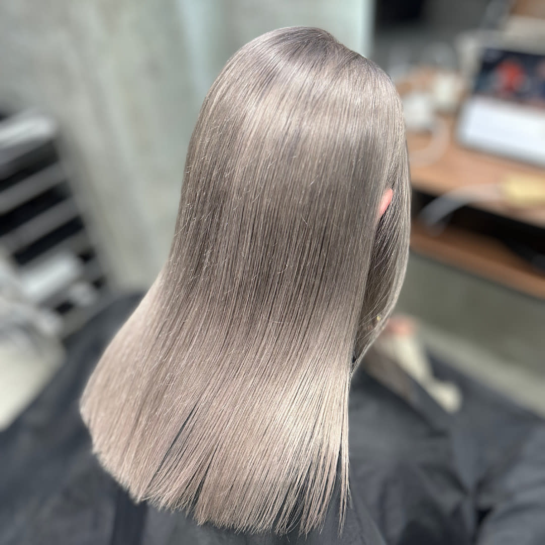 ALLZ渋谷【オルズ】【ケアブリーチ/ダブルカラー/ハイトーン/メンズカット】【オルズシブヤ ケアブリーチダブルカラーハイトーンメンズカット】のスタイル紹介。パールグレーハイトーンケアブリーチダブルカラーグレーカラー