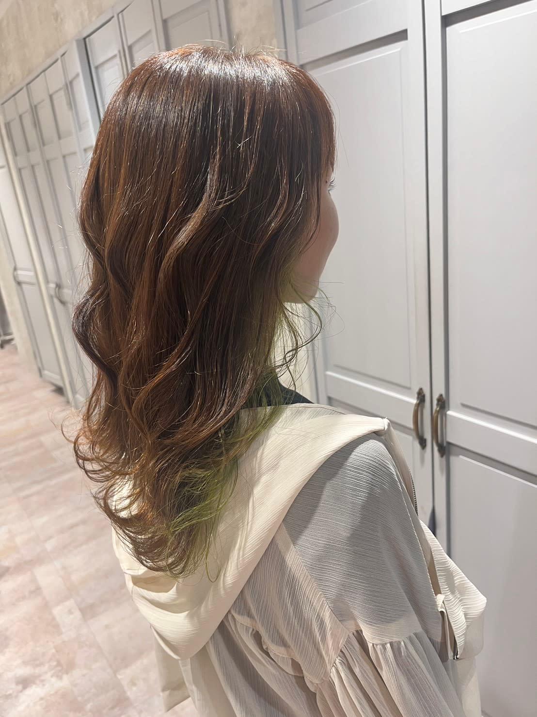 and.S【アンドットエス】のスタイル紹介。【and.S 銀座】ちょっぴり派手なインナーカラー