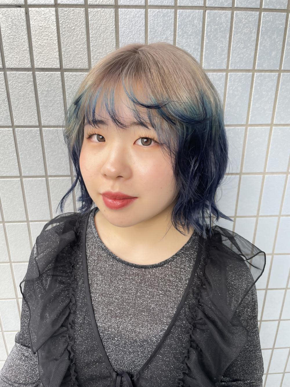 AO。【アオ】のスタイル紹介。ホワイトベージュ/ブルーカラー/ネイビーカラー/外ハネボブ