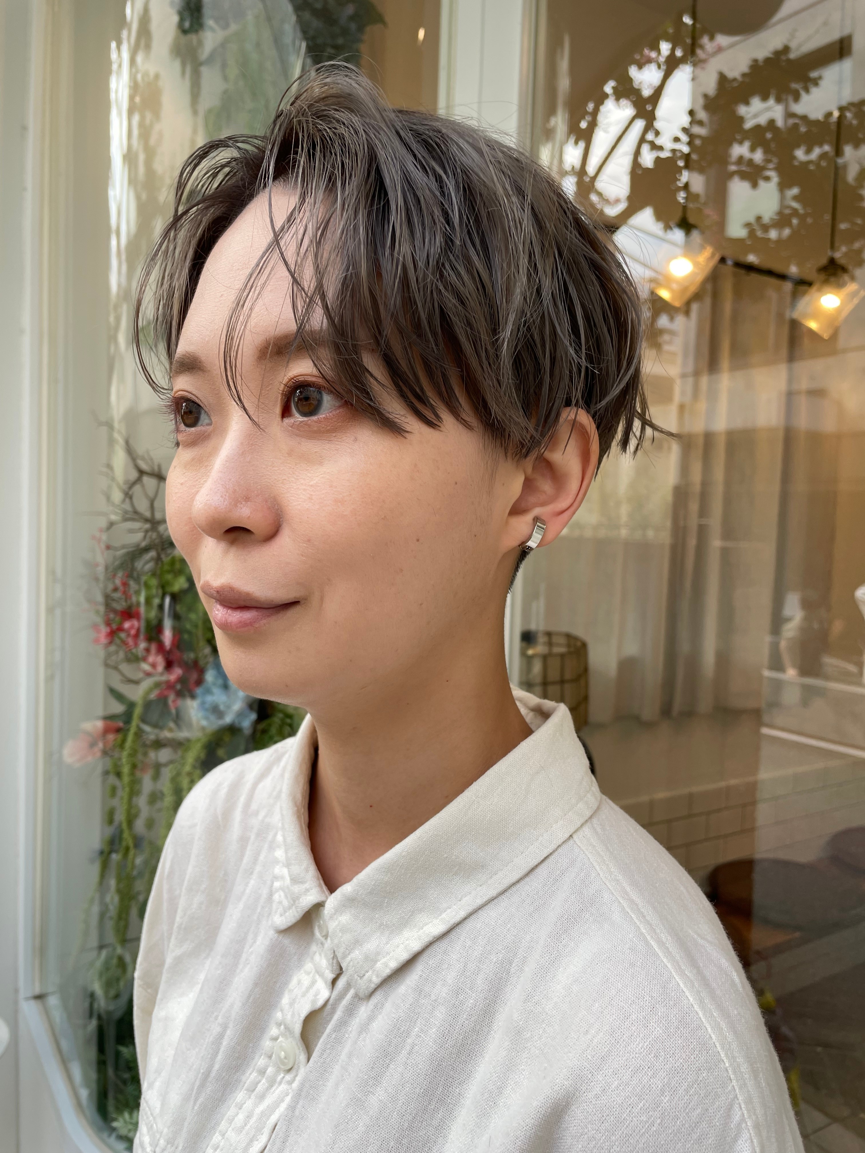 gem【ジェム】のスタイル紹介。グレージュカラーのメンズライクなショートスタイル