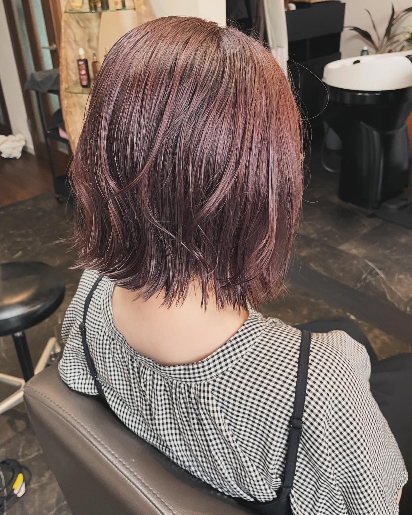 THREE hair salon【スリーヘアサロン】のスタイル紹介。ピンクシルバーでカラーリング、外ハネボブ