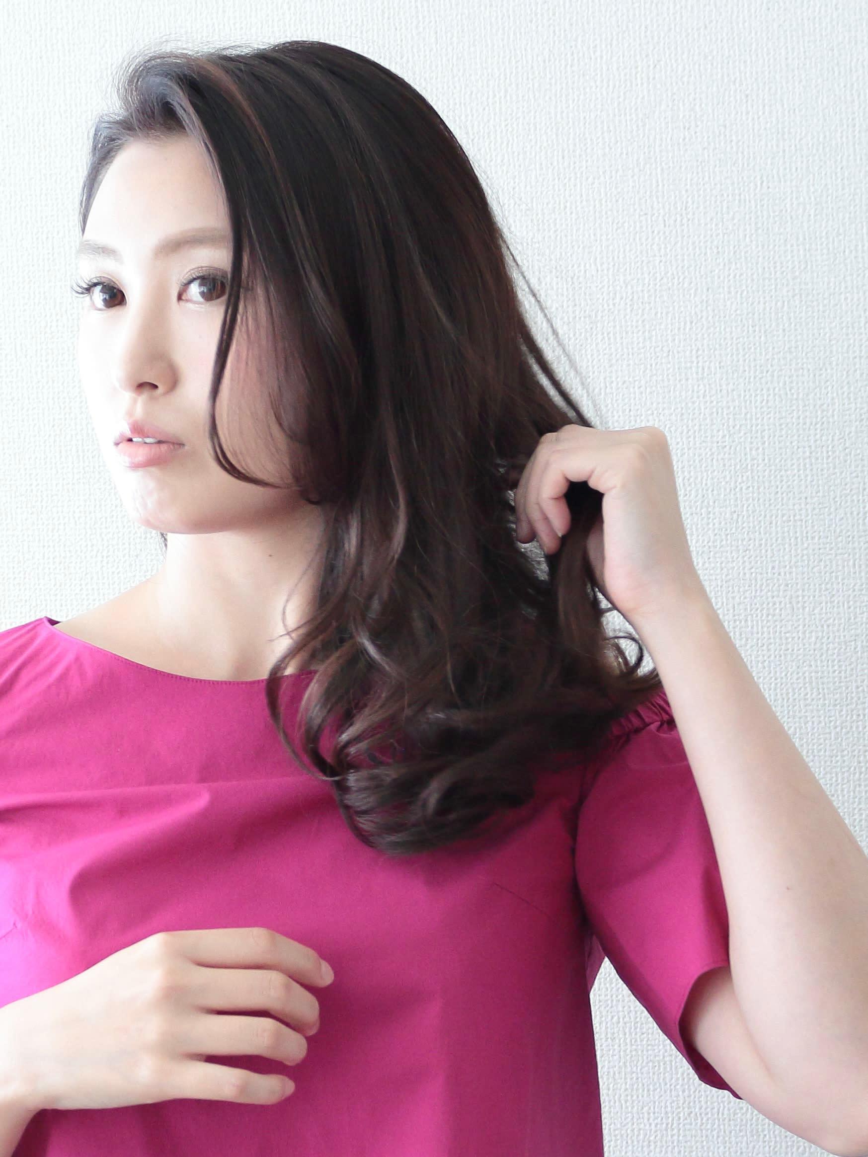 Hivira(ハイビラ)武蔵小山の美容室【ハイビラ ムサシコヤマノビヨウシツ】のスタイル紹介。大きめウェーブのロングスタイル