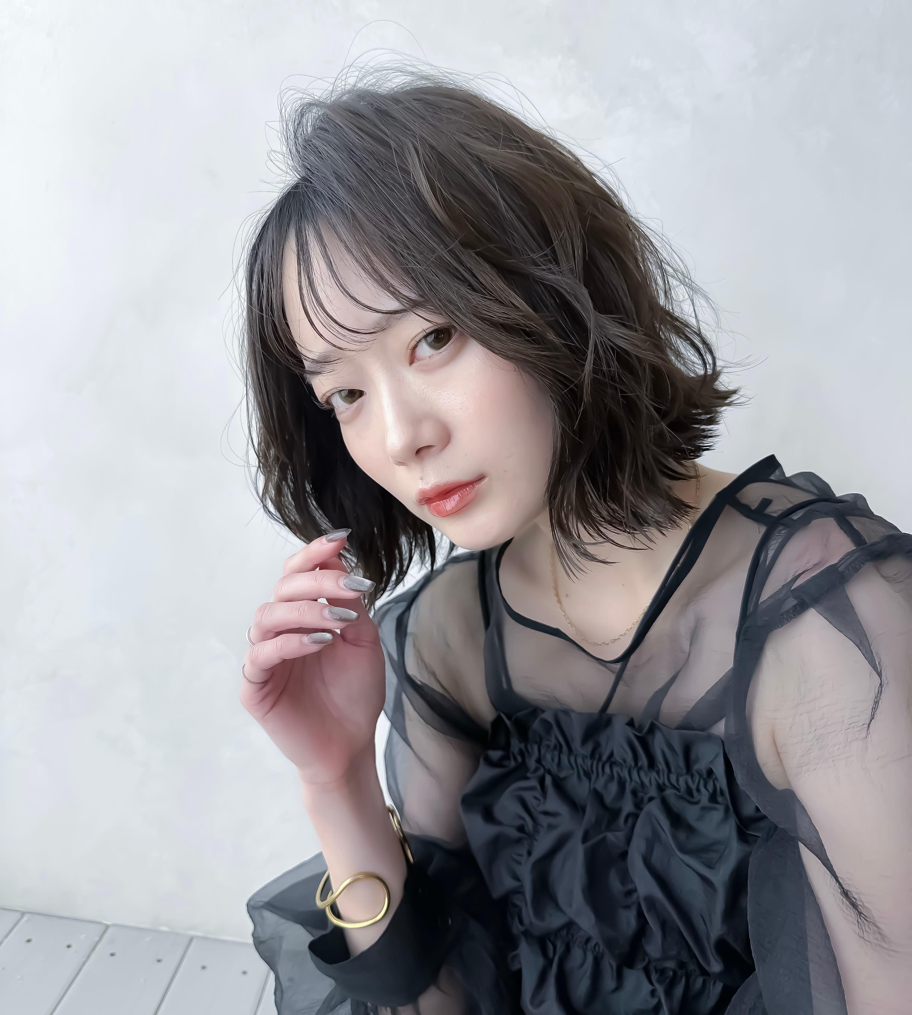 JENNIE by Menon【ジェニーバイメノン】のスタイル紹介。こなれミディ　レイヤーカット　前髪カタログ