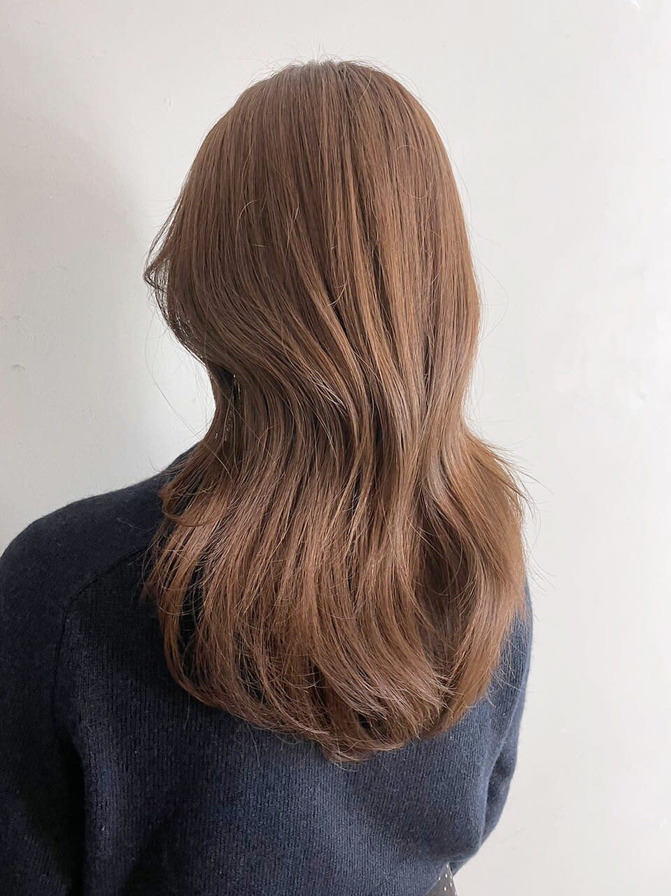 IT by ALBUM 八王子店【アイティー バイ アルバム】【アイティーバイアルバム】のスタイル紹介。オリーブベージュグレージュカラー_ba445561