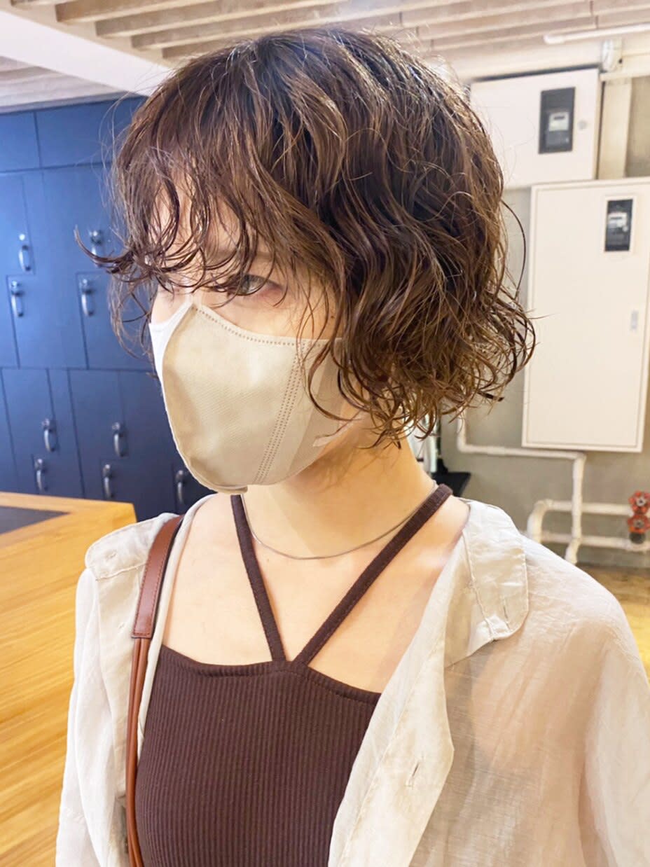 IT by ALBUM 藤沢店【アイティー バイ アルバム】【アイティー バイ アルバム】のスタイル紹介。オリーブベージュカーキベージュレイヤーカット_ba40997