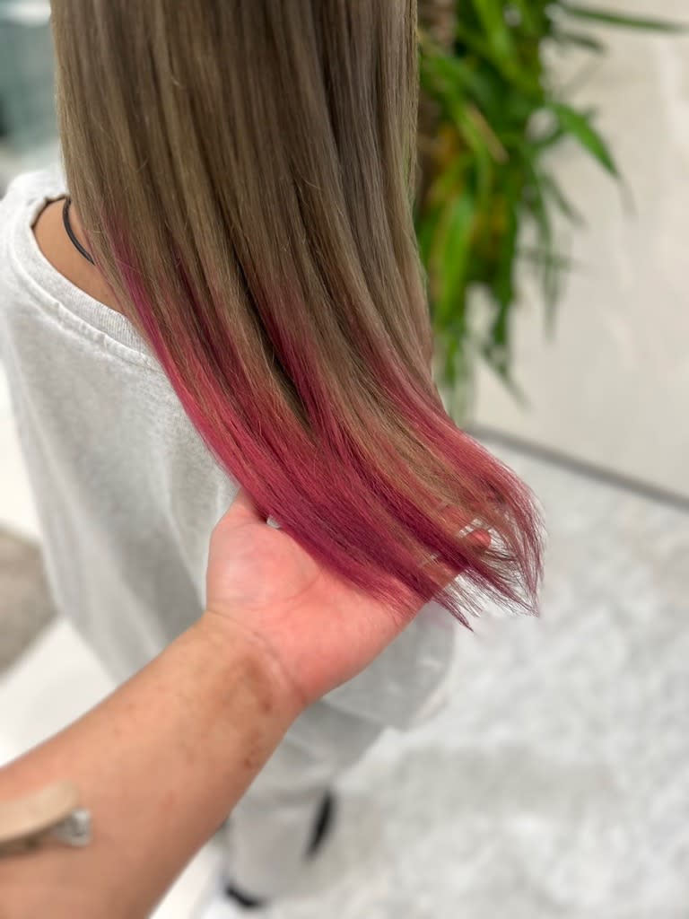 HAIR & MAKE EARTH 浜松志都呂店【ヘアメイクアース ハママツシトロテン】のスタイル紹介。グラデーションカラー☆チェリーピンク