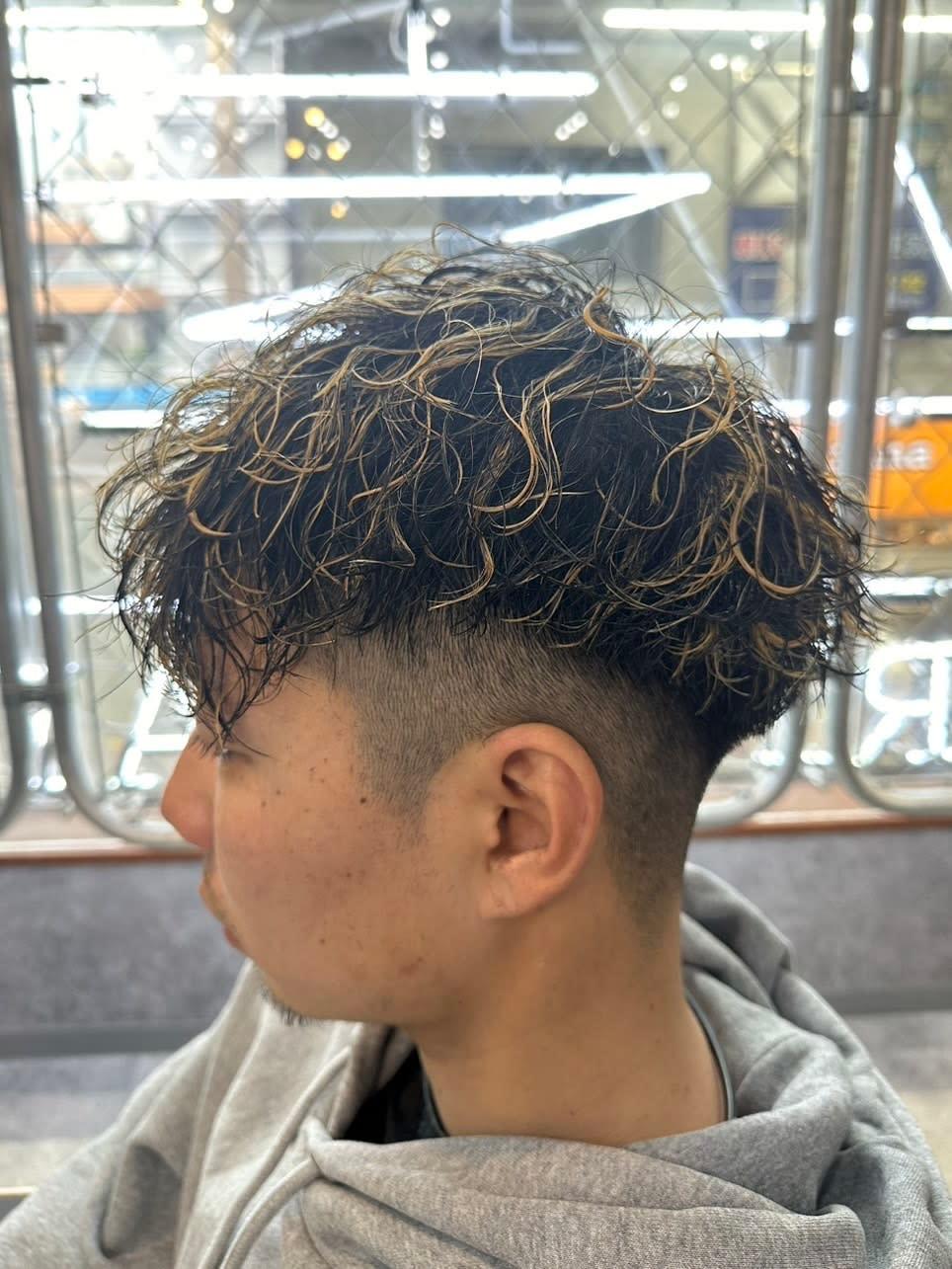 RISE 綾瀬店【ライズ アヤセテン】のスタイル紹介。スペインカール×ハイライト