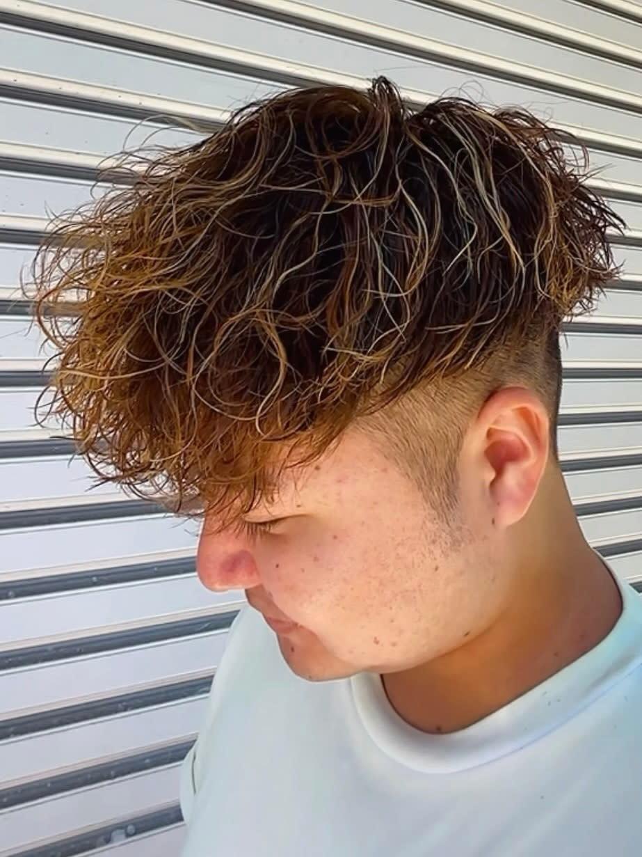 Men's salon RISE TOKYO 渋谷店【メンズサロンライズトーキョーシブヤテン】のスタイル紹介。スペインカール×ハイライト(メッシュ)