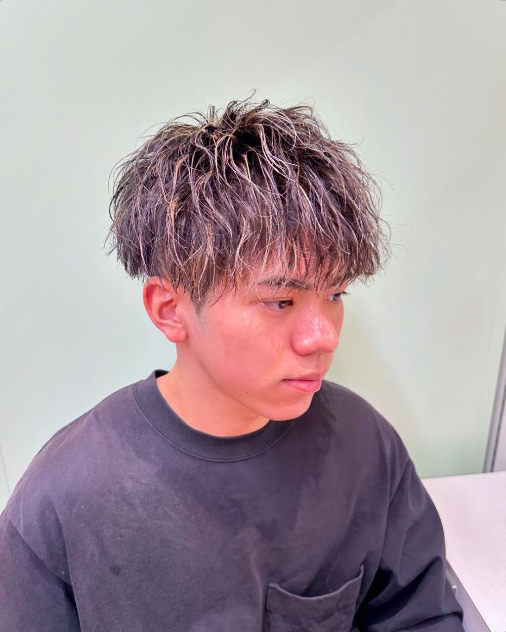 CREA men's 横浜能見台【クレアメンズ】【クレアメンズヨコハマノウケンダイ】のスタイル紹介。横浜メンズメッシュカラーハイライトパーマツイストスパイラル