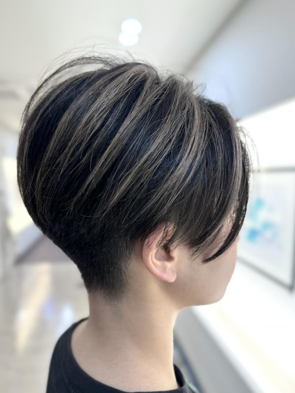 RISHE 東松戸店【リッシュ ヒガシマツドテン】のスタイル紹介。ツーブロ前下がり＋ハイライト