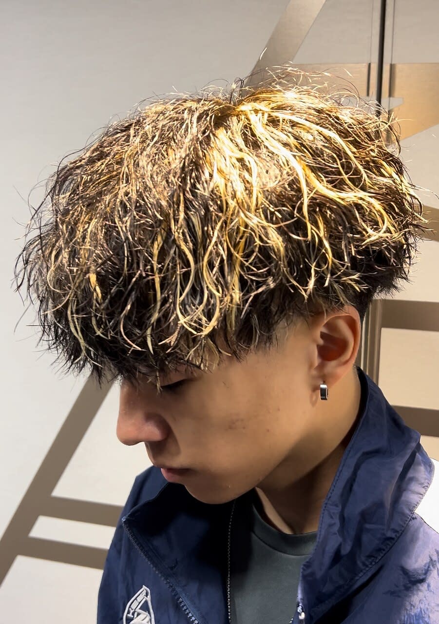 Men's salon RISE TOKYO 渋谷店【メンズサロンライズトーキョーシブヤテン】のスタイル紹介。マッシュツーブロックハイライト波巻きツイストスパイラル