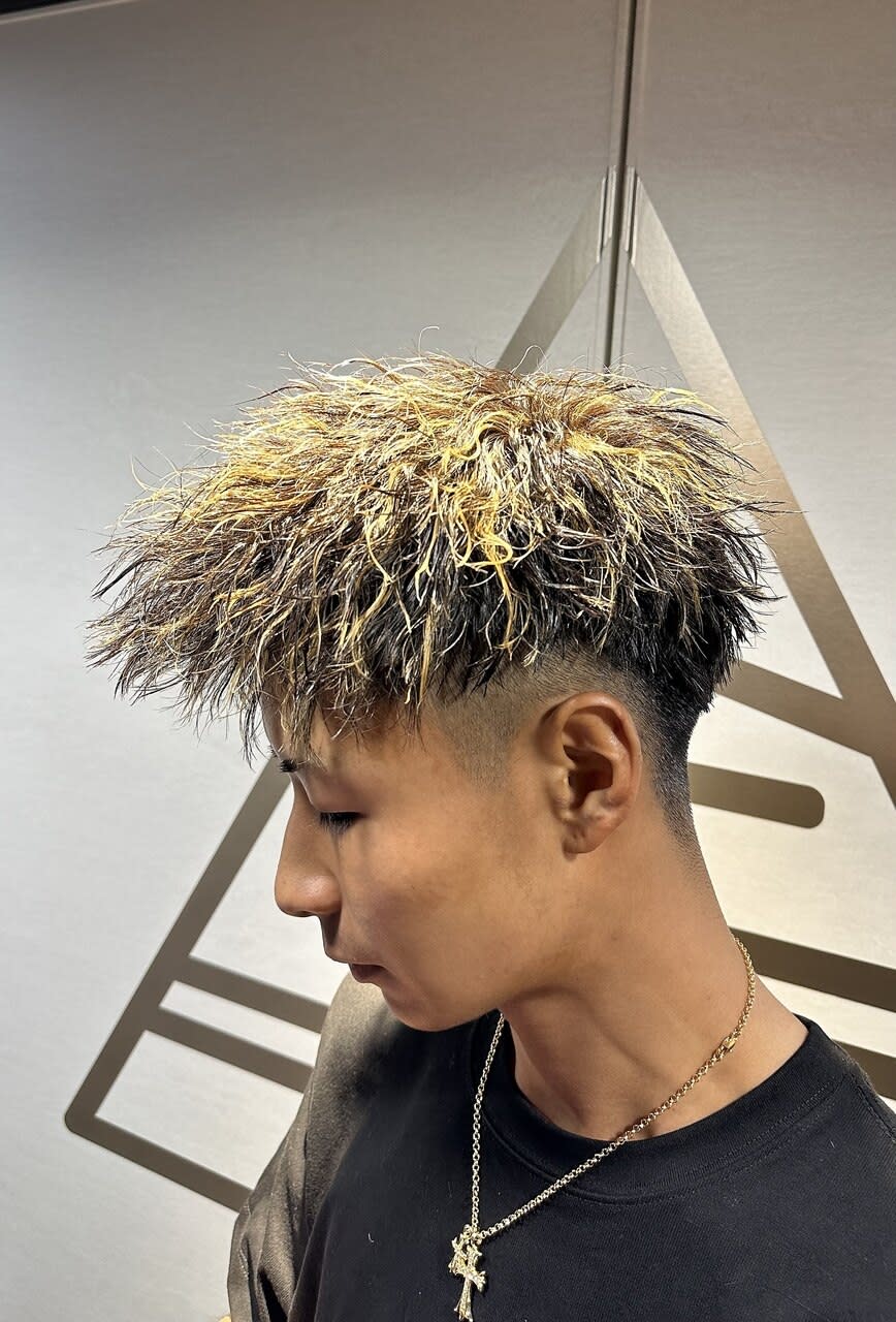 Men's salon RISE TOKYO 渋谷店【メンズサロンライズトーキョーシブヤテン】のスタイル紹介。【刈り上げツイストスパイラルパーマ】メンズショートヘア