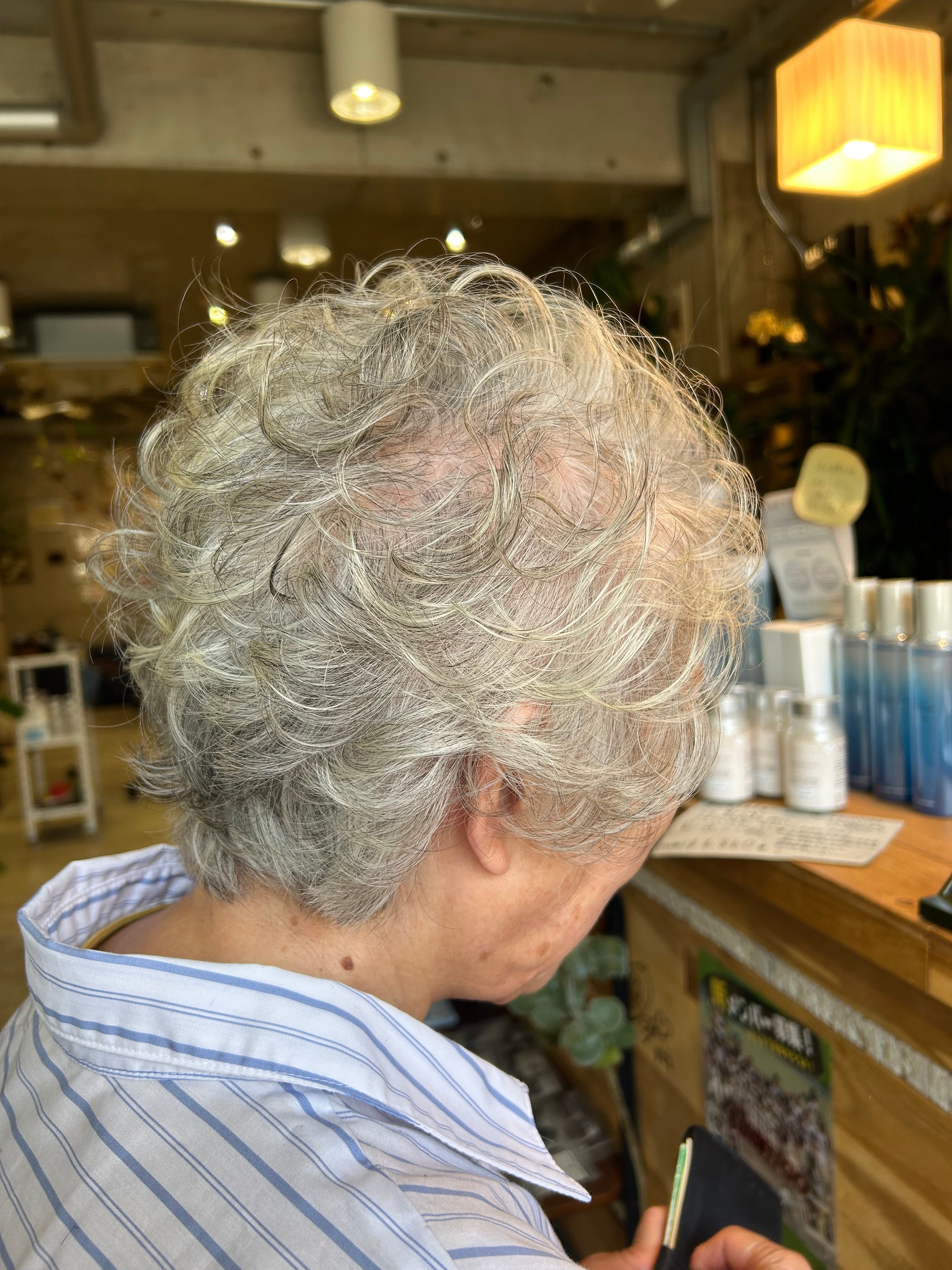 4H＋【フォーエイチプラス】のスタイル紹介。グレーヘアのカールスタイル