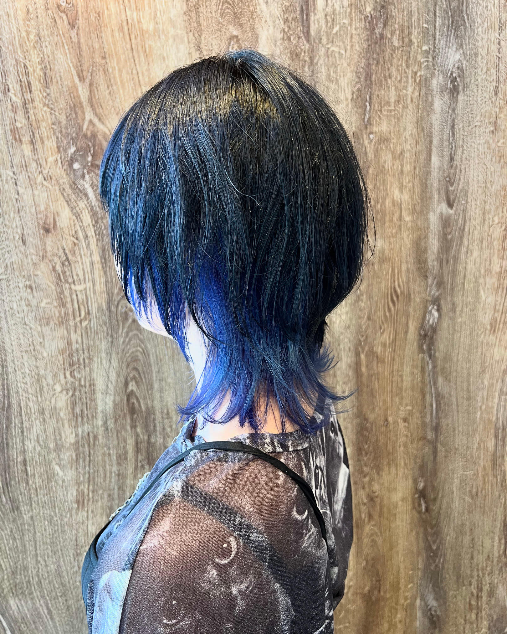 flowria【フローリア】のスタイル紹介。インナーカラー　×　アクアブルー　×　ウルフ