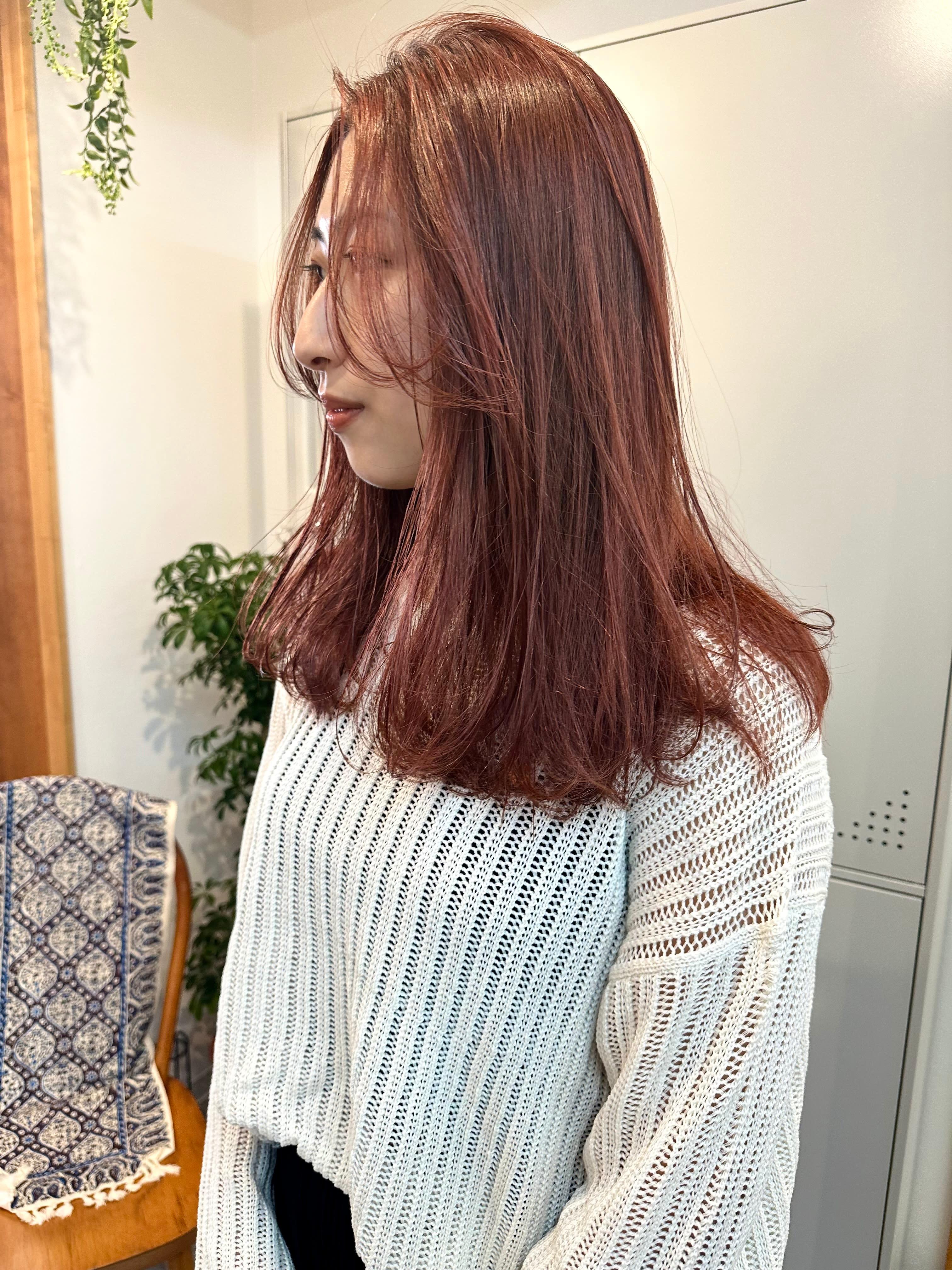 KOS【コス】のスタイル紹介。大人セミロング×ブリーチなしオレンジカラー