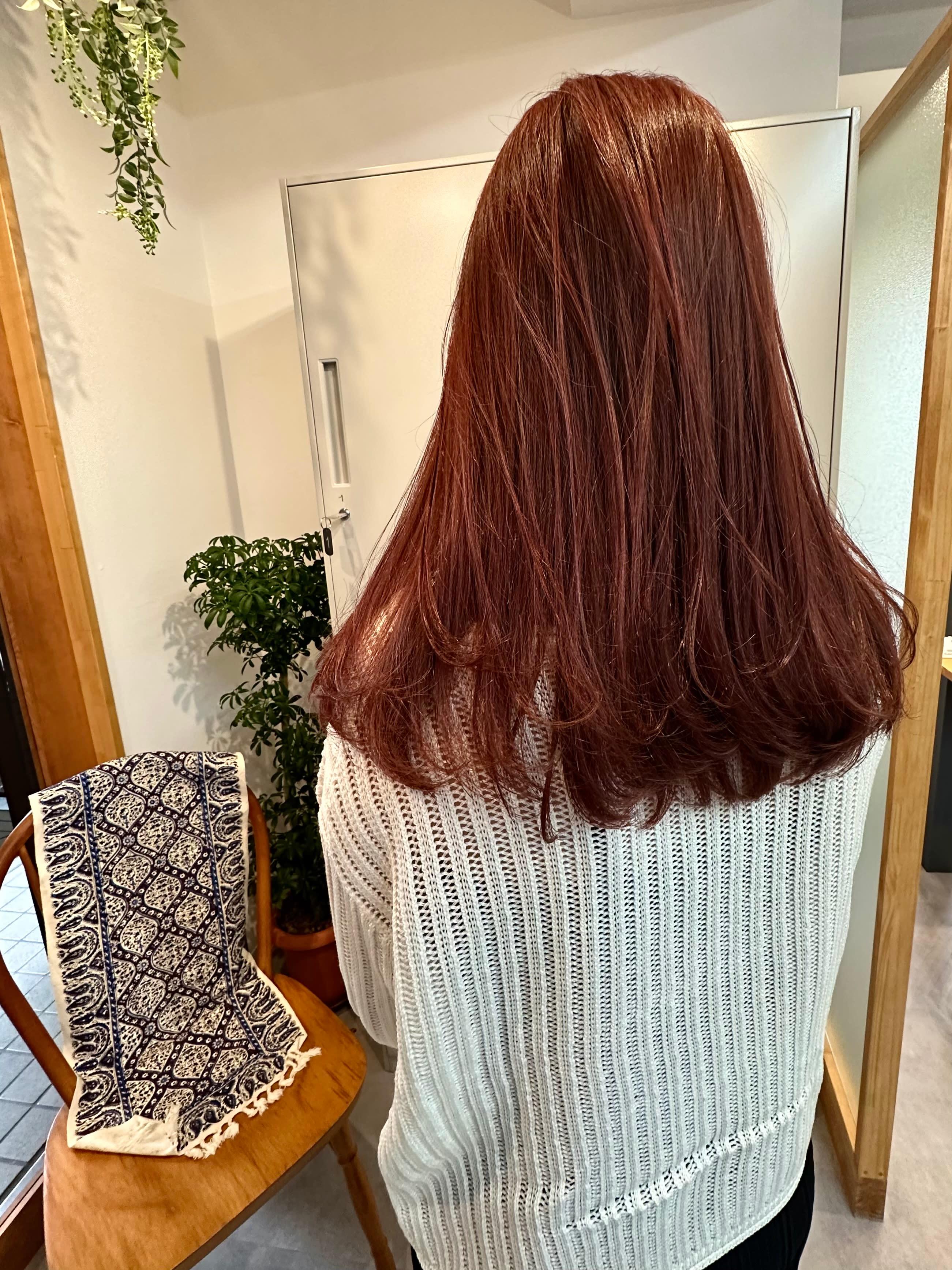 KOS【コス】のスタイル紹介。大人レイヤー×ブリーチなしオレンジカラー