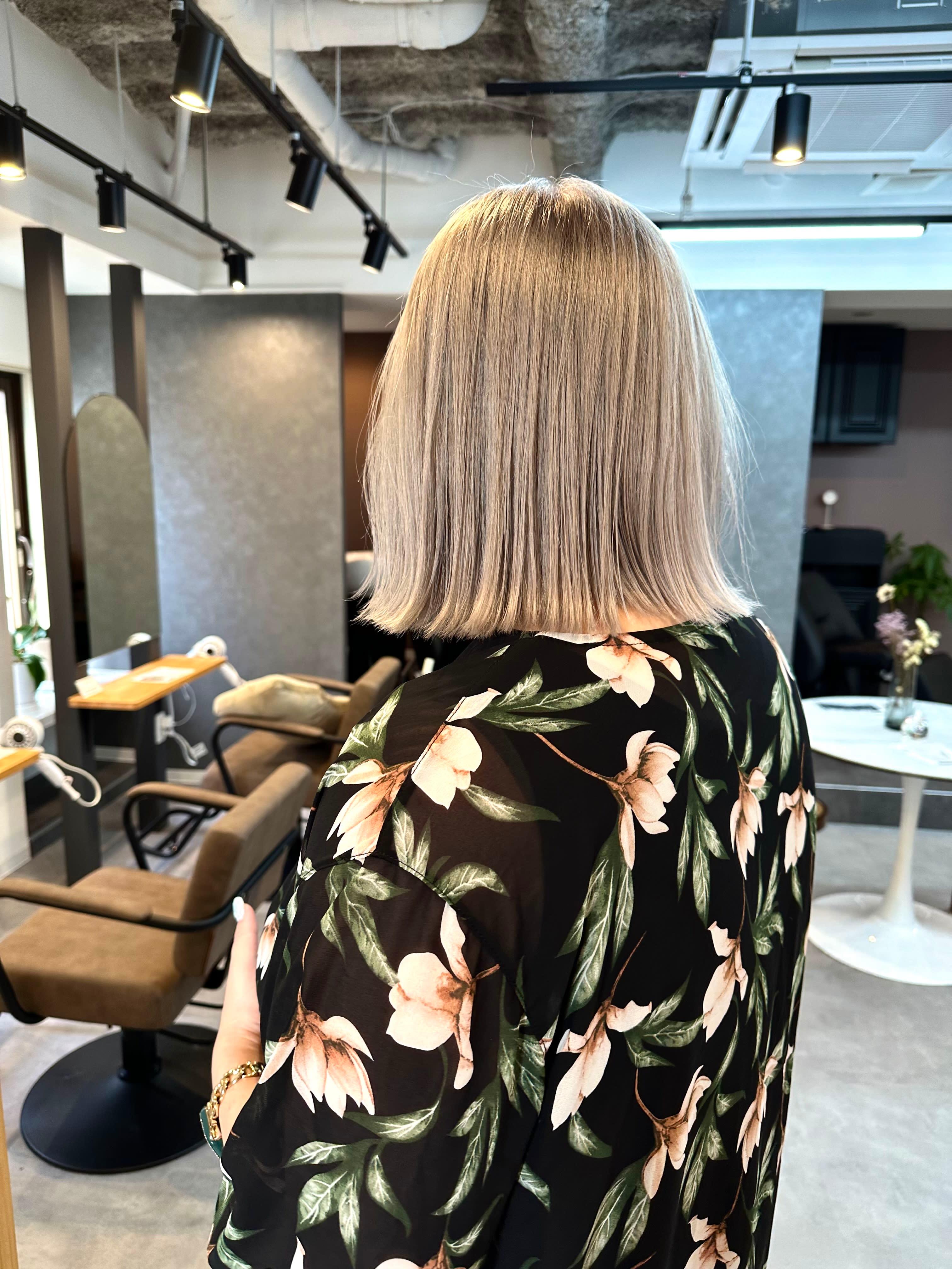 KOS【コス】のスタイル紹介。外ハネボブ×ホワイトカラー