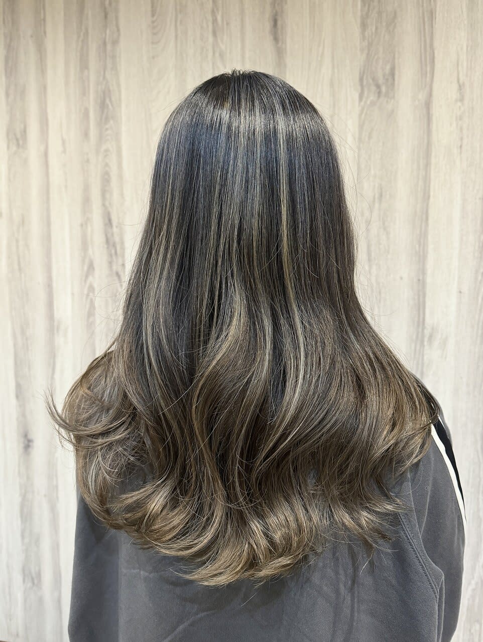 AIZU 渋沢 白髪ぼかし ハイライト 髪質改善【アイズ シブサワ シラガボカシ ハイライト カミシツカイゼン】のスタイル紹介。AIZU 渋沢 【アイズ】×ロング
