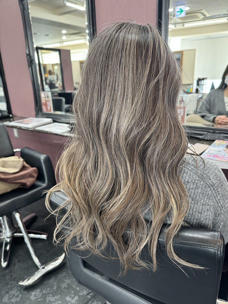 AIZU 渋沢 白髪ぼかし ハイライト 髪質改善【アイズ シブサワ シラガボカシ ハイライト カミシツカイゼン】のスタイル紹介。AIZU 渋沢 【アイズ】×ロング