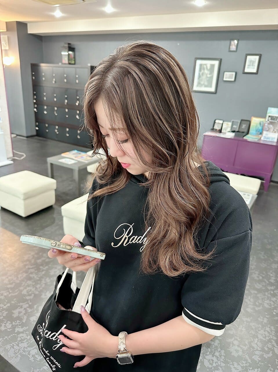 AIZU 渋沢 白髪ぼかし ハイライト 髪質改善【アイズ シブサワ シラガボカシ ハイライト カミシツカイゼン】のスタイル紹介。AIZU 渋沢 【アイズ】×ロング