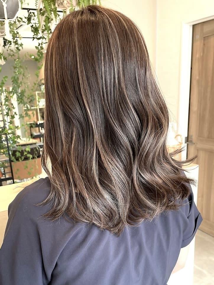 VERBENA hair design【バーベナヘアデザイン】のスタイル紹介。【VERBENA】筋感しっかり細めグレージュハイライト