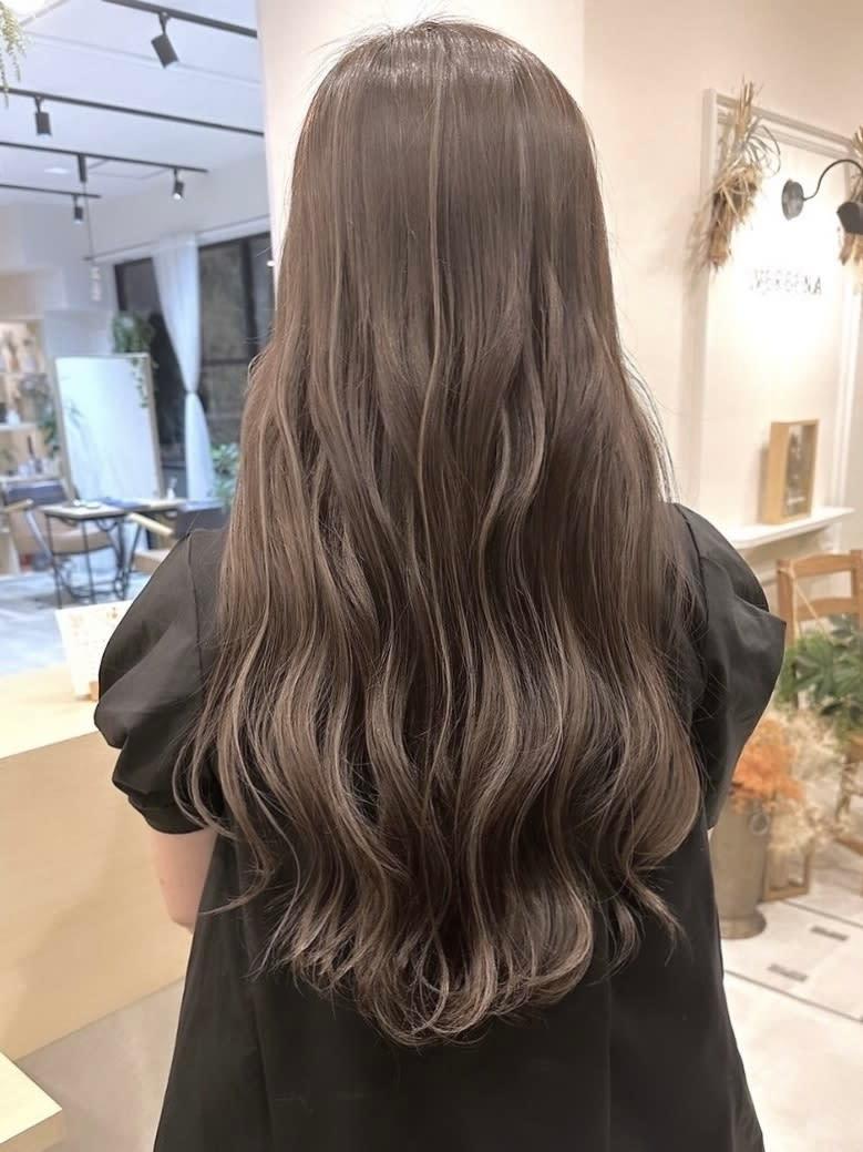 VERBENA hair design【バーベナヘアデザイン】のスタイル紹介。【VERBENA】筋感あり白髪ぼかしハイライト