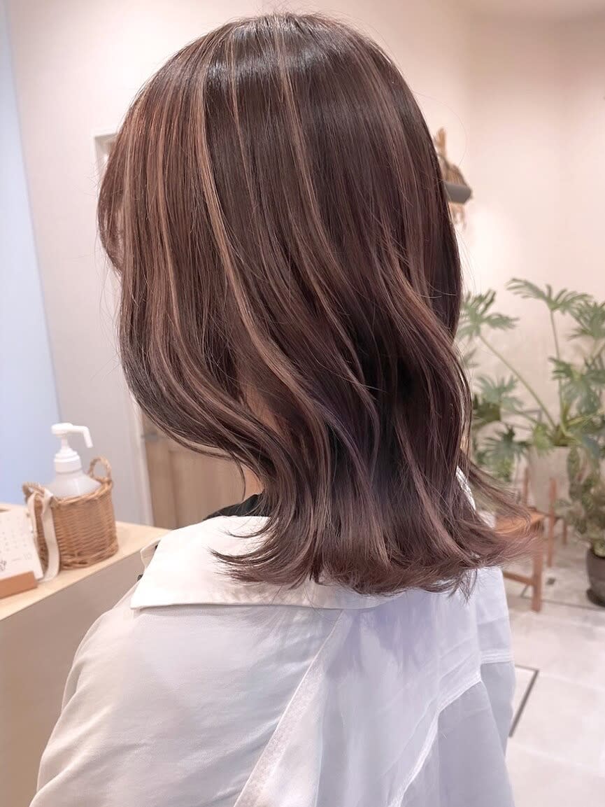 VERBENA hair design【バーベナヘアデザイン】のスタイル紹介。【VERBENA】ピンクグレージュのハイライトスタイル