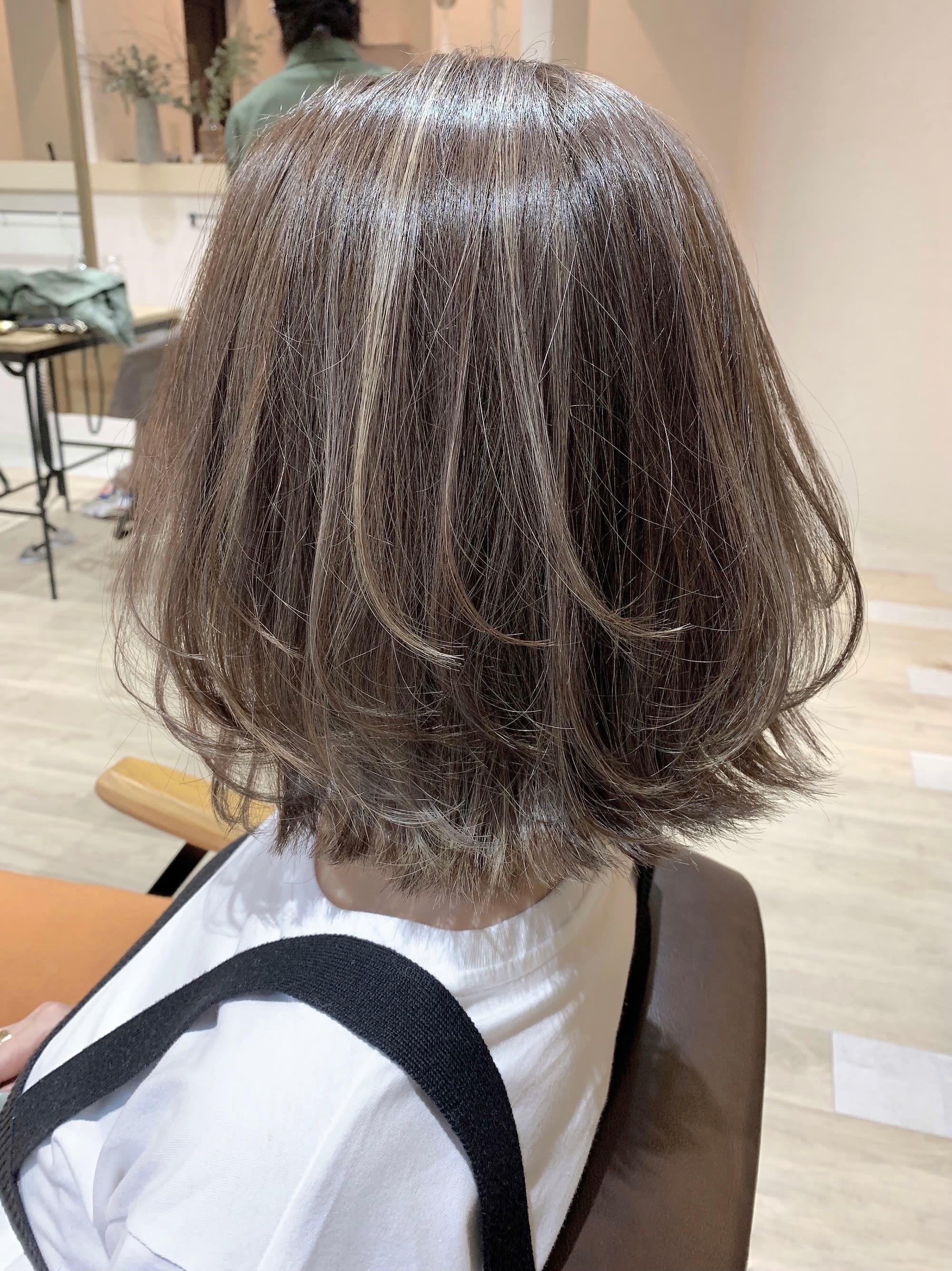 VERBENA hair design【バーベナヘアデザイン】のスタイル紹介。【VERBENA】透明感グレージュハイライト