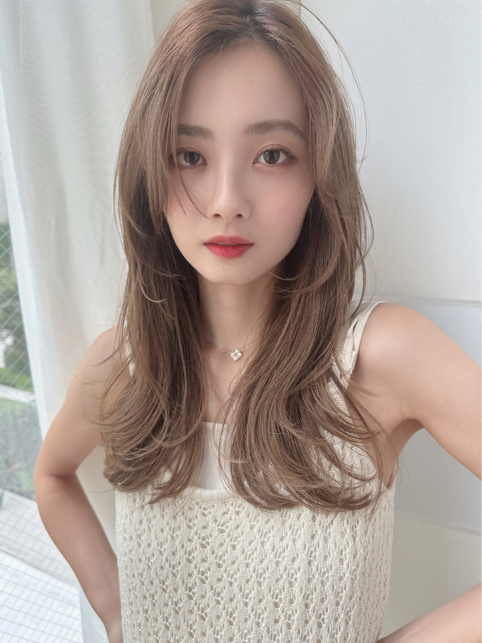 Violet【バイオレット】のスタイル紹介。ブリーチなし外ハネロングレイヤーカット小顔シースルーバング