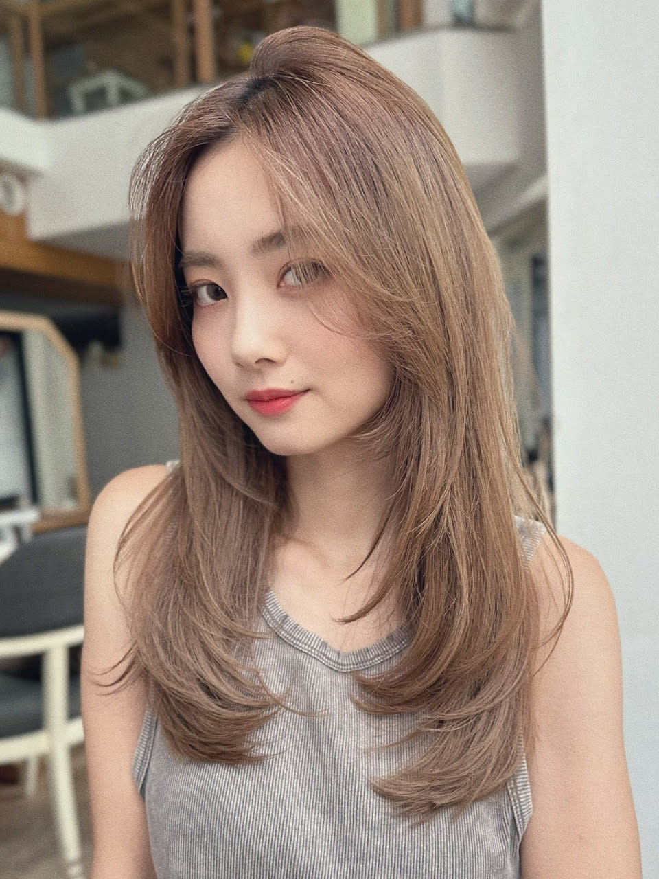 Violet【バイオレット】のスタイル紹介。ブリーチなし小顔レイヤーカットロングレイヤー内巻きレイヤー