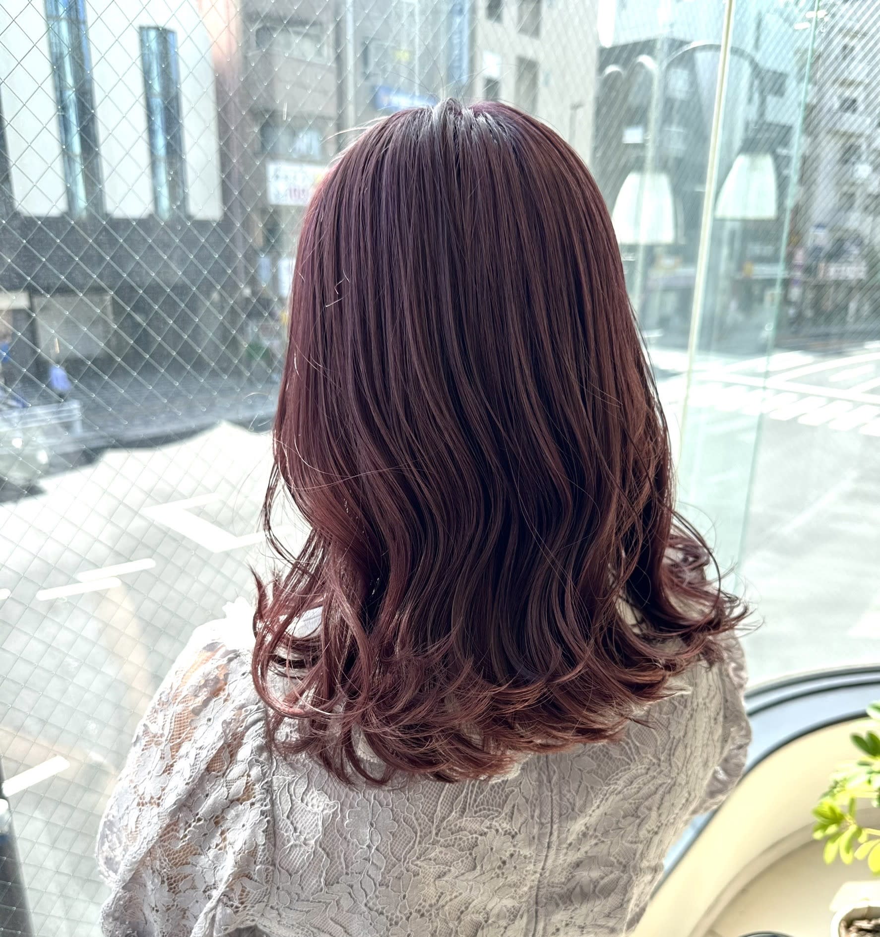 ZA/ZA 早稲田店【ザザ ワセダテン】のスタイル紹介。カシスカッパーのグラマラスカラーで仕上げるクラシックカール