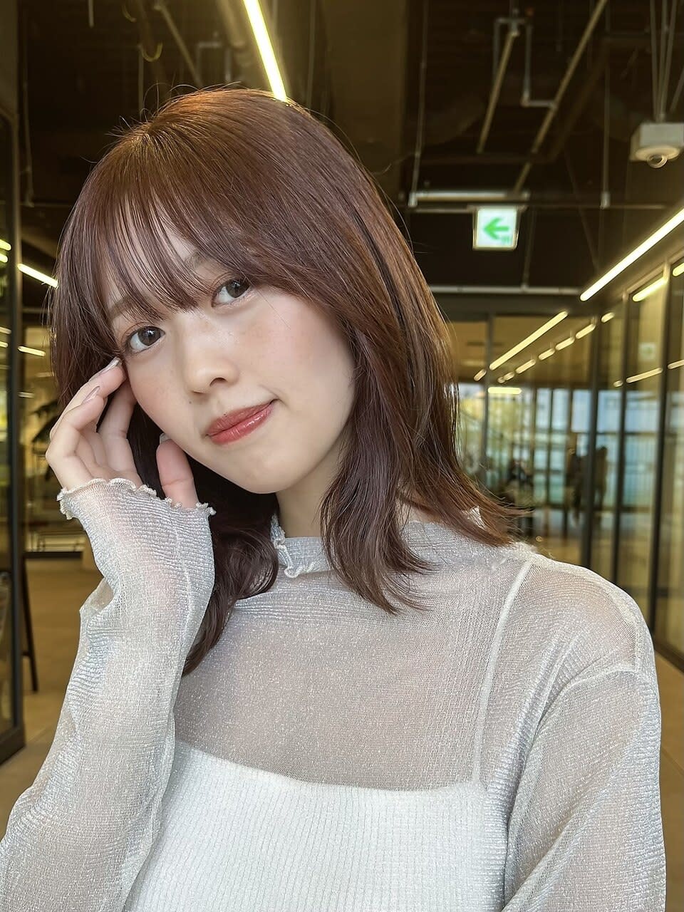 Violet 横浜店【バイオレット ヨコハマテン】のスタイル紹介。顔周り外ハネミディアムレイヤーくびれウェーブピンクベージュ