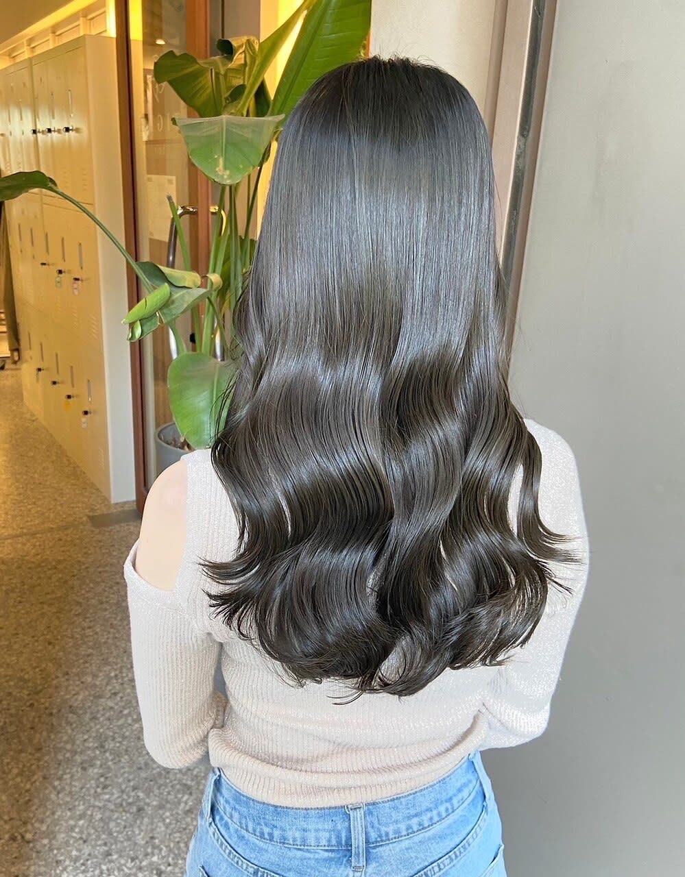 TIGRE for hair【ティグルフォーヘアー】のスタイル紹介。【艶巻き】カーキグレージュ