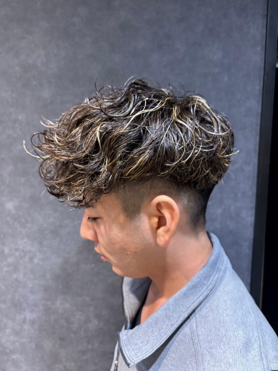 RISE 綾瀬店【ライズ アヤセテン】のスタイル紹介。 スペインカール/波巻きパーマ/ツイストスパイラル/ハイライ