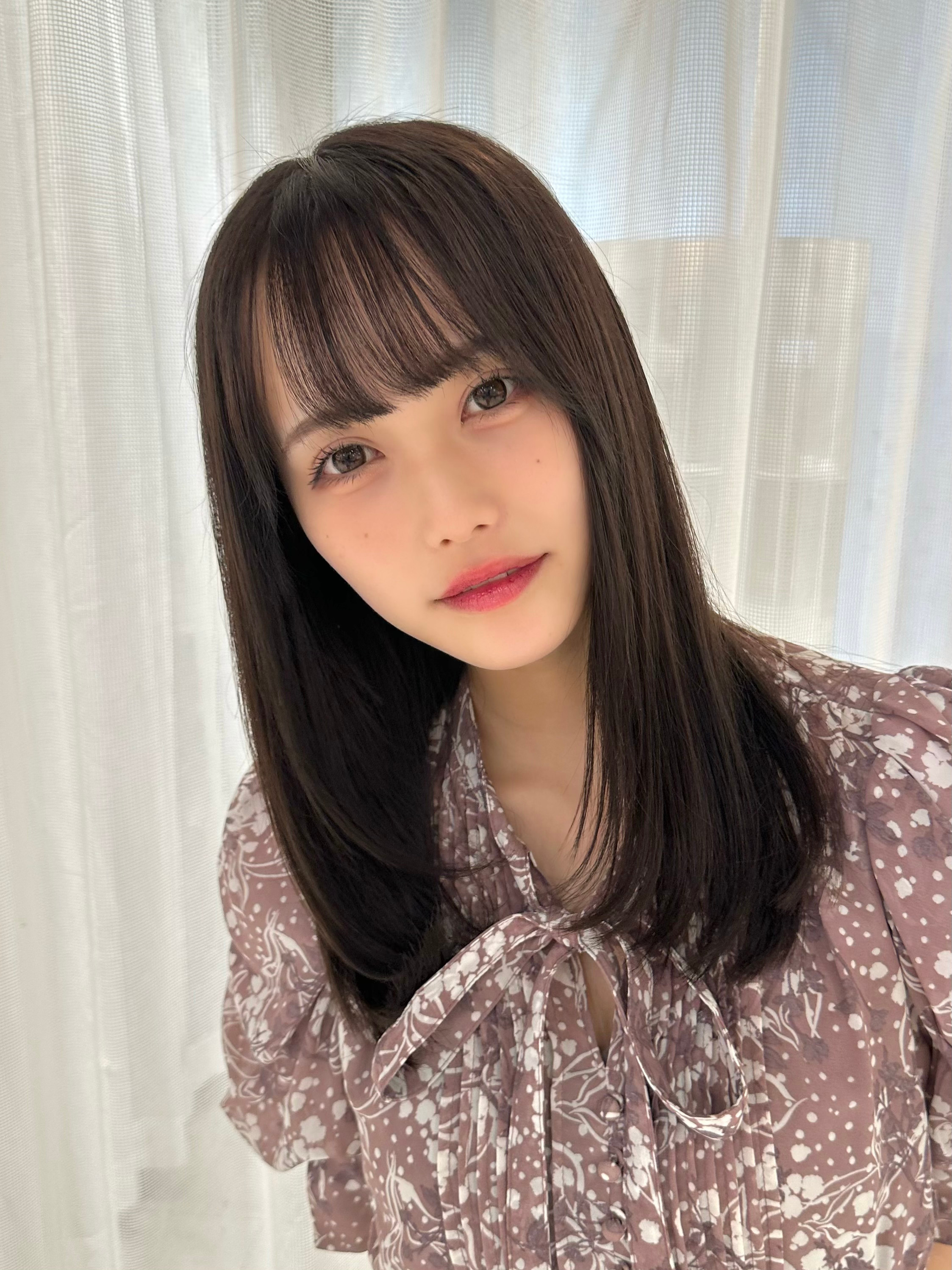 freera 表参道【フリーラ オモテサンドウ】のスタイル紹介。ダークグレージュ　顔まわりレイヤー