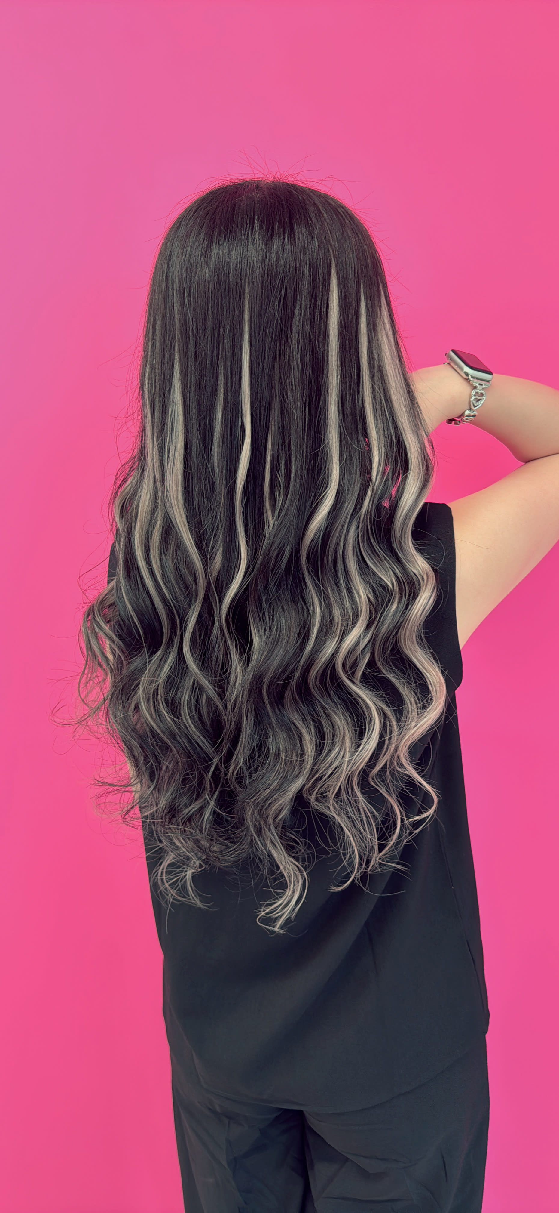 Rosa..5Hair【ロサ ファイブヘアー】のスタイル紹介。一瞬でギャルに！黒髪×シルバーハイライト